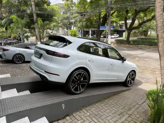PORSCHE-CAYENNE-2022