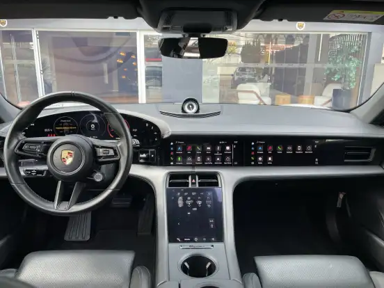 PORSCHE-TAYCAN-2021