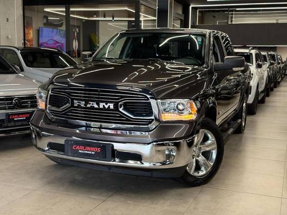RAM CLASSIC 5.7 V8 GASOLINA LARAMIE NIGHT EDITION CD 4X4 AUTOMÁTICO