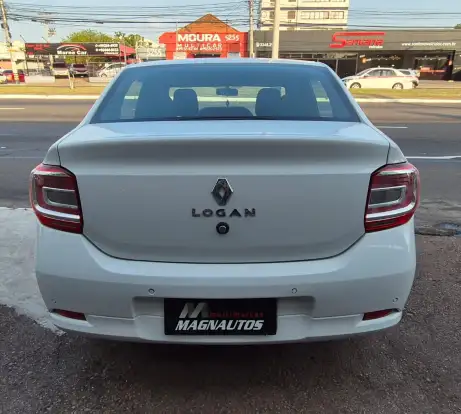 RENAULT-LOGAN-2022