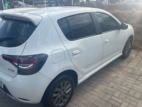 RENAULT-SANDERO-2021