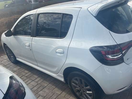 RENAULT-SANDERO-2021