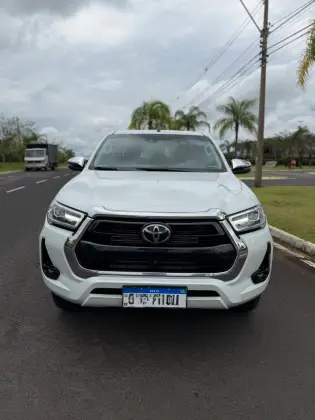 TOYOTA HILUX 2.8 D-4D TURBO DIESEL CD SRX 4X4 AUTOMÁTICO