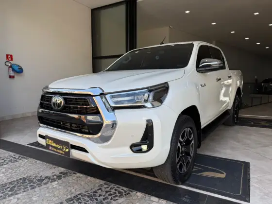 TOYOTA HILUX 2.8 D-4D TURBO DIESEL CD SRX 4X4 AUTOMÁTICO
