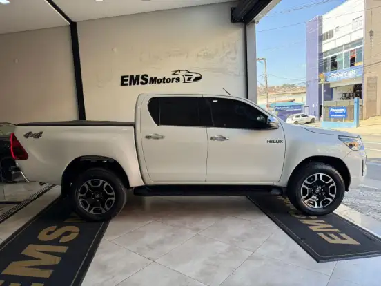 TOYOTA-HILUX-2021