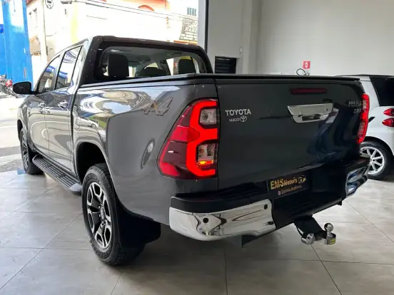 TOYOTA-HILUX-2.8 D-4D TURBO DIESEL CD SRX 4X4 AUTOMÁTICO TOYOTA-HILUX-2022