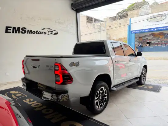 TOYOTA-HILUX-2.8 D-4D TURBO DIESEL CD SRX 4X4 AUTOMÁTICO TOYOTA-HILUX-2025