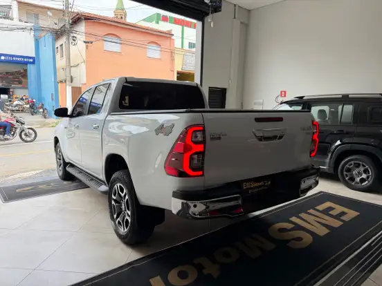 TOYOTA-HILUX-2025