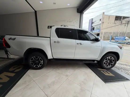 TOYOTA-HILUX-2025
