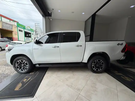 TOYOTA-HILUX-2.8 D-4D TURBO DIESEL CD SRX 4X4 AUTOMÁTICO TOYOTA-HILUX-2025