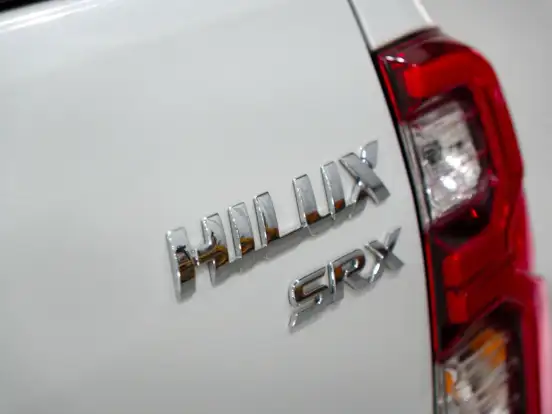 TOYOTA-HILUX-2.8 D-4D TURBO DIESEL CD SRX 4X4 AUTOMÁTICO TOYOTA-HILUX-2025
