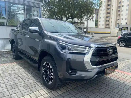 TOYOTA-HILUX-2.8 D-4D TURBO DIESEL CD SRX 4X4 AUTOMÁTICO TOYOTA-HILUX-2023
