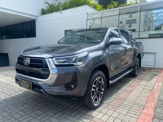 TOYOTA-HILUX-2.8 D-4D TURBO DIESEL CD SRX 4X4 AUTOMÁTICO TOYOTA-HILUX-2023