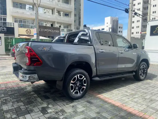 TOYOTA-HILUX-2.8 D-4D TURBO DIESEL CD SRX 4X4 AUTOMÁTICO TOYOTA-HILUX-2023