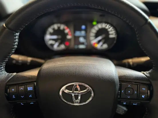 TOYOTA-HILUX-2023