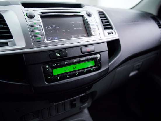 TOYOTA-HILUX-2.7 SRV 4X2 CD 16V FLEX 4P AUTOMÁTICO TOYOTA-HILUX-2015
