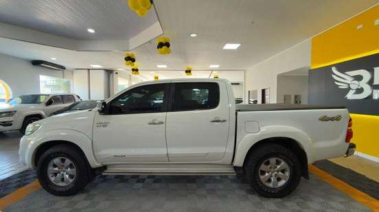 TOYOTA-HILUX-2.7 SRV 4X4 CD 16V FLEX 4P AUTOMÁTICO TOYOTA-HILUX-2013