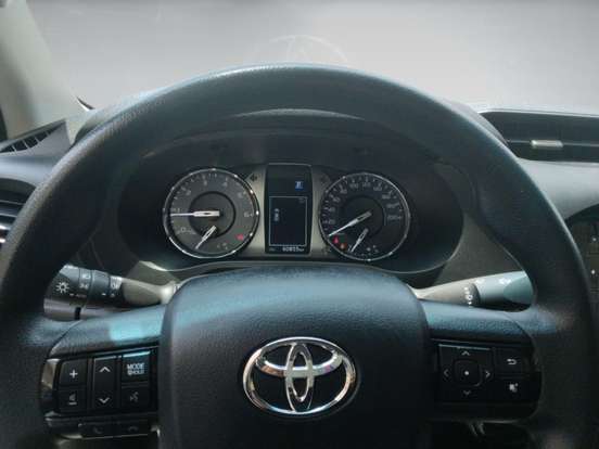 TOYOTA-HILUX-2025