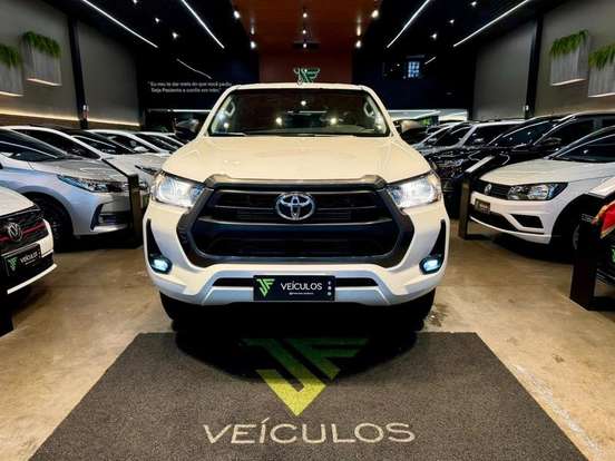 TOYOTA-HILUX-2.8 D-4D TURBO DIESEL CD SR 4X4 AUTOMÁTICO TOYOTA-HILUX-2023