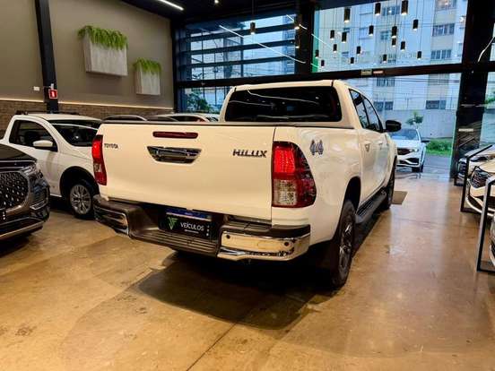 TOYOTA-HILUX-2.8 D-4D TURBO DIESEL CD SR 4X4 AUTOMÁTICO TOYOTA-HILUX-2023