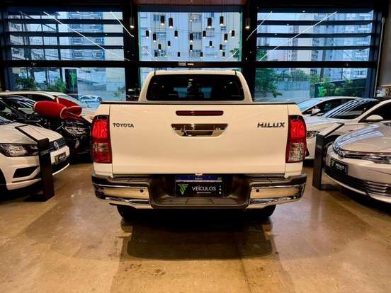 TOYOTA-HILUX-2023