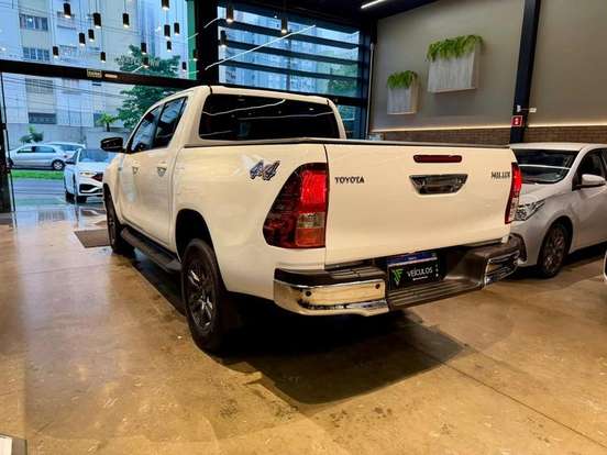 TOYOTA-HILUX-2023