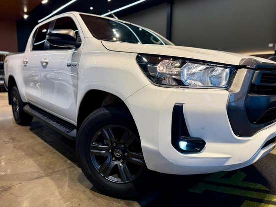 TOYOTA-HILUX-2023