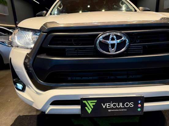 TOYOTA-HILUX-2.8 D-4D TURBO DIESEL CD SR 4X4 AUTOMÁTICO TOYOTA-HILUX-2023