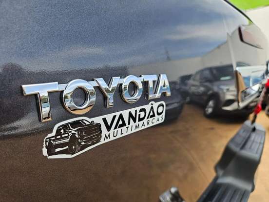 TOYOTA-HILUX-2025