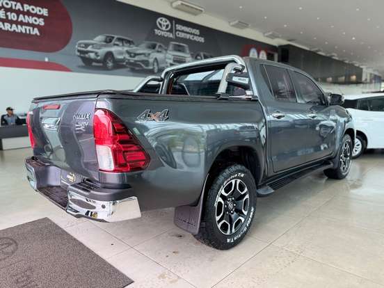 TOYOTA-HILUX-2.8 D-4D TURBO DIESEL CD SRV 4X4 AUTOMÁTICO TOYOTA-HILUX-2023