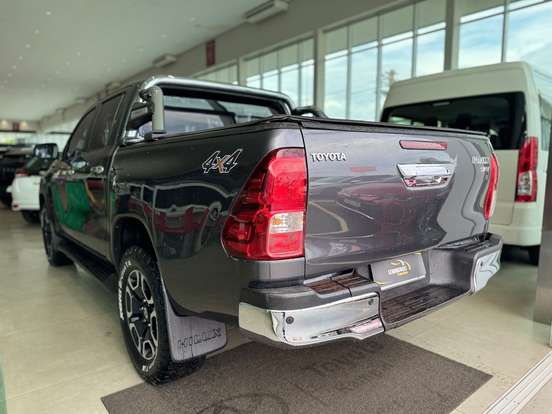 TOYOTA-HILUX-2.8 D-4D TURBO DIESEL CD SRV 4X4 AUTOMÁTICO TOYOTA-HILUX-2023