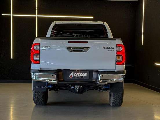 TOYOTA-HILUX-2.8 D-4D TURBO DIESEL CD SRX 4X4 AUTOMÁTICO TOYOTA-HILUX-2023