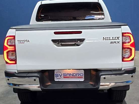 TOYOTA-HILUX-2.8 D-4D TURBO DIESEL CD SRX 4X4 AUTOMÁTICO TOYOTA-HILUX-2023