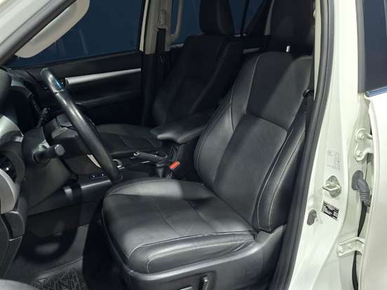 TOYOTA-HILUX-2.8 D-4D TURBO DIESEL CD SRX 4X4 AUTOMÁTICO TOYOTA-HILUX-2023