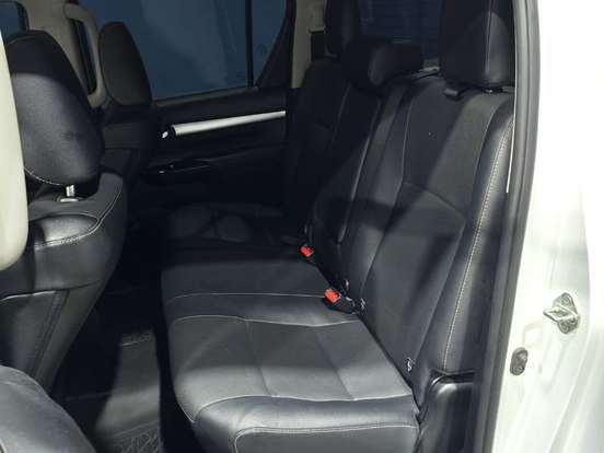 TOYOTA-HILUX-2.8 D-4D TURBO DIESEL CD SRX 4X4 AUTOMÁTICO TOYOTA-HILUX-2023