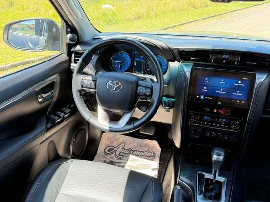 TOYOTA-HILUX-2024