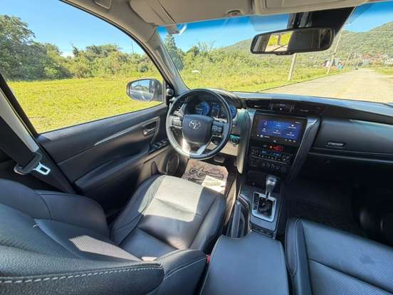 TOYOTA-HILUX-2.8 D-4D TURBO DIESEL CD SRX 4X4 AUTOMÁTICO TOYOTA-HILUX-2024