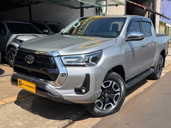 TOYOTA HILUX 2.8 D-4D TURBO DIESEL CD SRX 4X4 AUTOMÁTICO