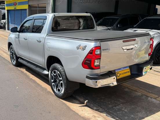 TOYOTA-HILUX-2.8 D-4D TURBO DIESEL CD SRX 4X4 AUTOMÁTICO TOYOTA-HILUX-2023