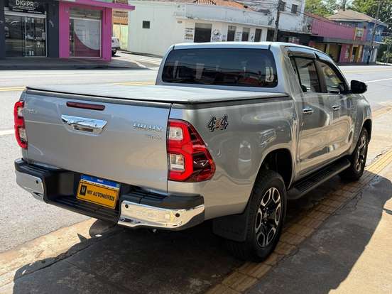 TOYOTA-HILUX-2.8 D-4D TURBO DIESEL CD SRX 4X4 AUTOMÁTICO TOYOTA-HILUX-2023