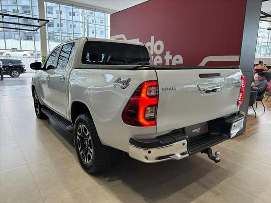 TOYOTA-HILUX-2023