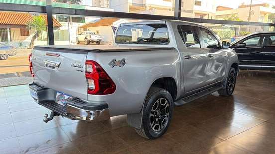 TOYOTA-HILUX-2.8 D-4D TURBO DIESEL CD SRX 4X4 AUTOMÁTICO TOYOTA-HILUX-2022