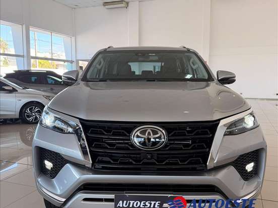 TOYOTA-HILUX-2.8 D-4D TURBO DIESEL CD SRX PLUS 4X4 AUTOMÁTICO TOYOTA-HILUX-2023