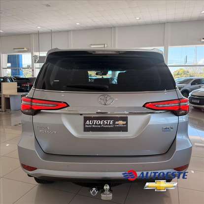 TOYOTA-HILUX-2023
