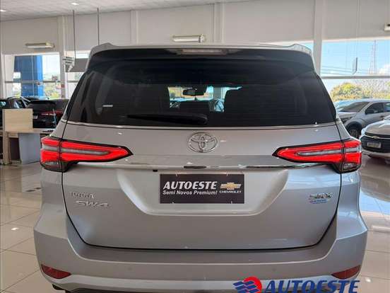 TOYOTA-HILUX-2.8 D-4D TURBO DIESEL CD SRX PLUS 4X4 AUTOMÁTICO TOYOTA-HILUX-2023