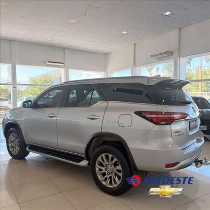 TOYOTA-HILUX-2023