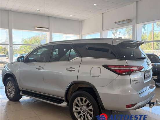 TOYOTA-HILUX-2.8 D-4D TURBO DIESEL CD SRX PLUS 4X4 AUTOMÁTICO TOYOTA-HILUX-2023