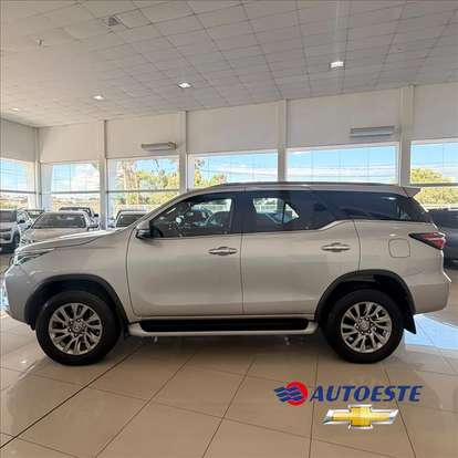 TOYOTA-HILUX-2023
