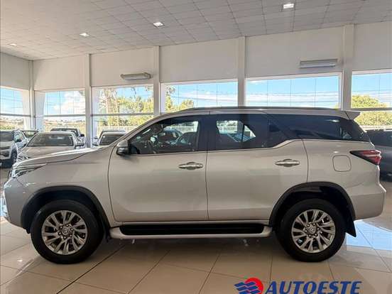 TOYOTA-HILUX-2.8 D-4D TURBO DIESEL CD SRX PLUS 4X4 AUTOMÁTICO TOYOTA-HILUX-2023