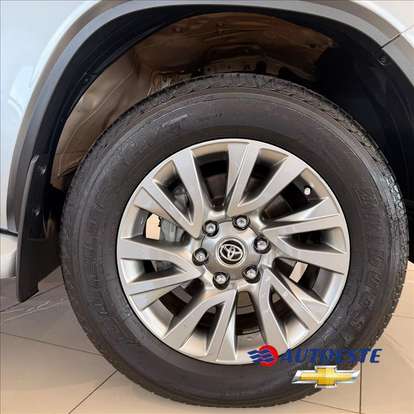 TOYOTA-HILUX-2023